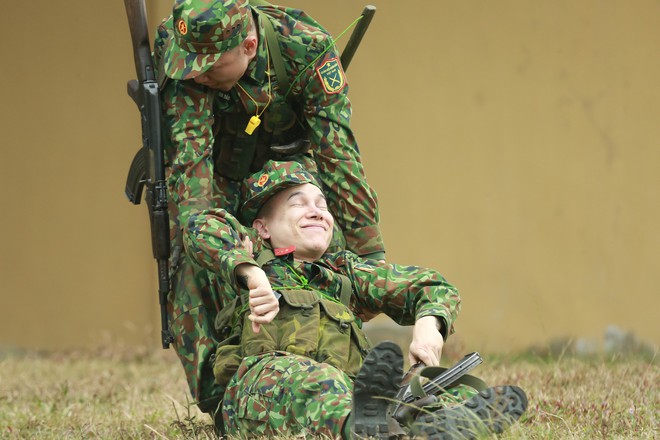 Sao nhập ngũ: Hoàng Tôn làm động tác như lật đật khiến chỉ huy cũng không nhịn được cười - Ảnh 8.