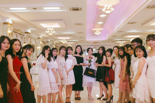 Không chỉ RMIT, trường chuyên phố núi Kon Tum cũng khiến chúng ta đã mắt với dàn trai xinh gái đẹp trong tiệc prom - Ảnh 13.