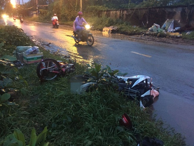 TP.HCM: 2 xe máy đấu đầu trong mưa, nam thanh niên tử vong tại chỗ - Ảnh 1.