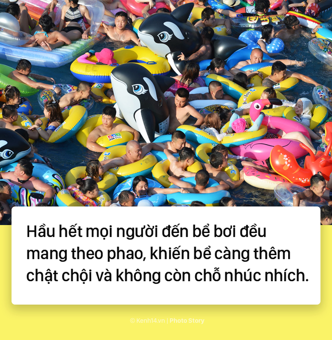 Đến hẹn lại lên: Vừa vào hè, bể bơi ở Trung Quốc đã đông tới mức phải gạt người ra để nhìn thấy nước - Ảnh 7.