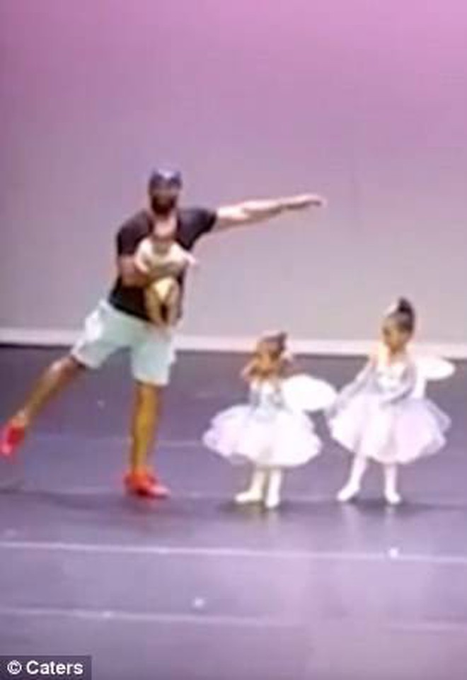 Clip "Thấy con gái khóc nhè trên sân khấu, bố bế em chạy lên nhảy múa cùng" càn quét MXH thế giới vì đáng yêu quá thể - Ảnh 4.