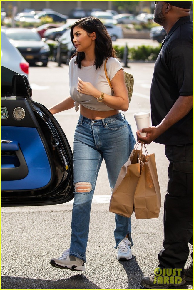 Kylie Jenner diện đồ hiệu sang chảnh, khoe body gợi cảm hút mắt trên phố - Ảnh 2.