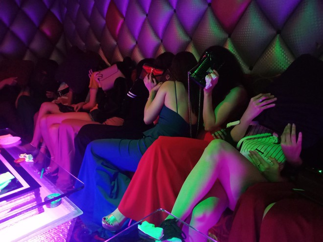 Đột kích quán karaoke, hơn 100 tiếp viên ăn mặc khiêu dâm chui vào phòng bí mật trốn công an kiểm tra  - Ảnh 3.