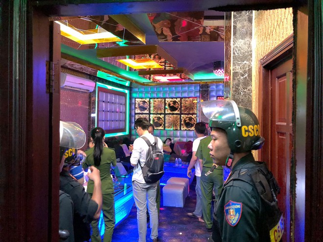 Đột kích quán karaoke, hơn 100 tiếp viên ăn mặc khiêu dâm chui vào phòng bí mật trốn công an kiểm tra  - Ảnh 6.