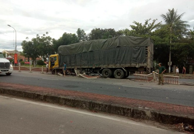 Sau tiếng nổ, xe tải c&agrave;y n&aacute;t hơn 20 m&eacute;t dải ph&acirc;n c&aacute;ch - Ảnh 1.