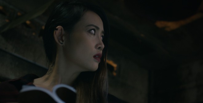 Trương Mỹ Nh&acirc;n c&ugrave;ng đồng bọn bị ma &aacute;m trong xưởng may bỏ hoang đến đi&ecirc;n loạn  - Ảnh 8.