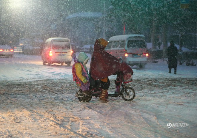 Cảnh tượng lạnh đầy khắc nghiệt tại Trung Quốc: Chị em phụ nữ quấn chăn, bịt kín lái xe máy đi làm - Ảnh 13.