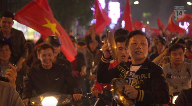 Clip: Nh&igrave;n lại 1 đ&ecirc;m cả Việt Nam vỡ o&agrave; v&igrave; U23, khi triệu tr&aacute;i tim c&ugrave;ng th&oacute;t tim, hạnh ph&uacute;c v&agrave; tự h&agrave;o! - Ảnh 10.