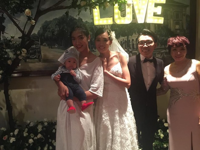 Nguyễn Hợp vén váy cô dâu cho con bú trong ngày cưới của chính mình khiến nhiều người xúc động - Ảnh 2.