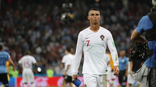 Ronaldo có hành động đẹp khi dìu Cavani chấn thương rời sân - Ảnh 9.