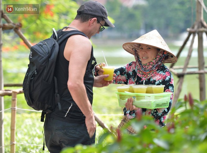 Phố đi bộ vắng tanh gần cuối giờ chiều, nhiệt độ đỉnh điểm ở Hà Nội lên tới 44 độ C - Ảnh 8.