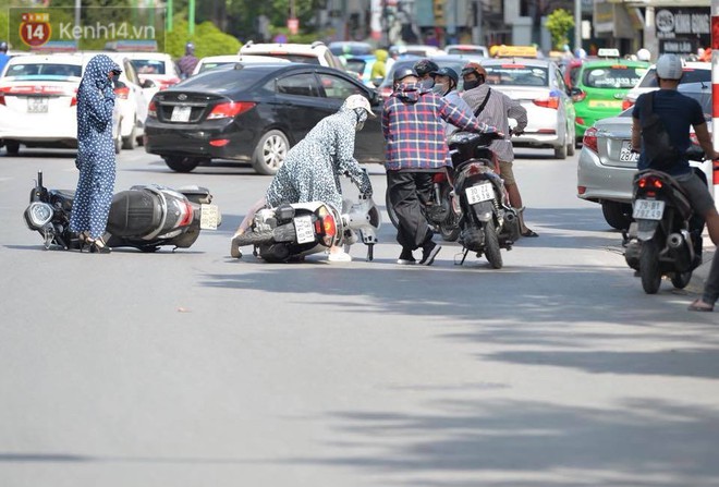 Phố đi bộ vắng tanh gần cuối giờ chiều, nhiệt độ đỉnh điểm ở Hà Nội lên tới 44 độ C - Ảnh 13.