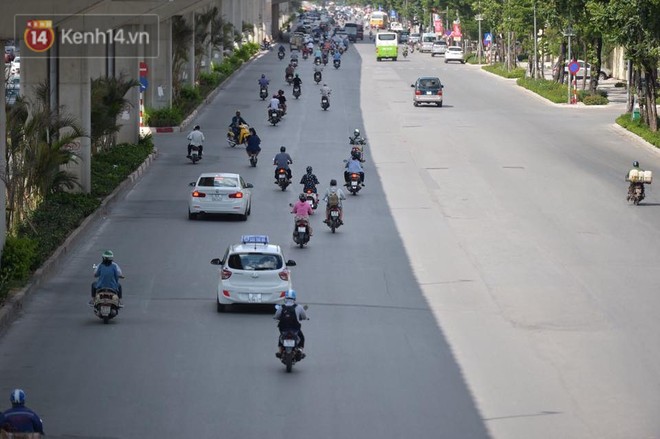 Phố đi bộ vắng tanh gần cuối giờ chiều, nhiệt độ đỉnh điểm ở Hà Nội lên tới 44 độ C - Ảnh 12.