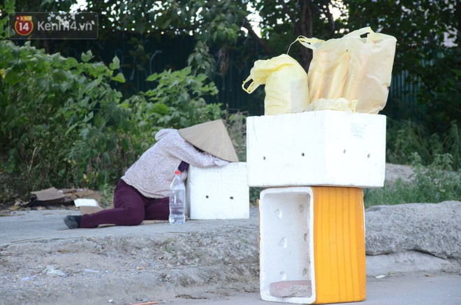 Ảnh: Người lao động oằn m&igrave;nh mưu sinh dưới c&aacute;i nắng &ldquo;ch&aacute;y da ch&aacute;y thịt&rdquo; ở H&agrave; Nội - Ảnh 14.