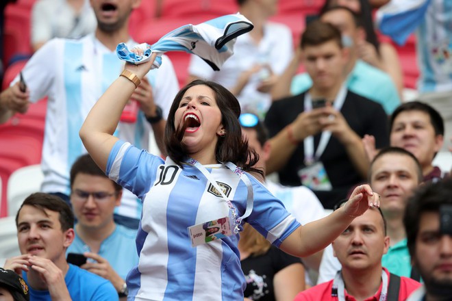 Fan Argentina khóc nghẹn ngày Messi và đồng đội chia tay World Cup 2018 - Ảnh 1.