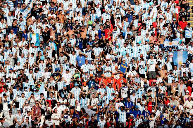 Fan Argentina khóc nghẹn ngày Messi và đồng đội chia tay World Cup 2018 - Ảnh 9.