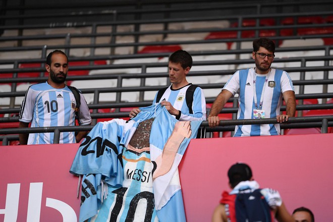 Fan Argentina khóc nghẹn ngày Messi và đồng đội chia tay World Cup 2018 - Ảnh 15.