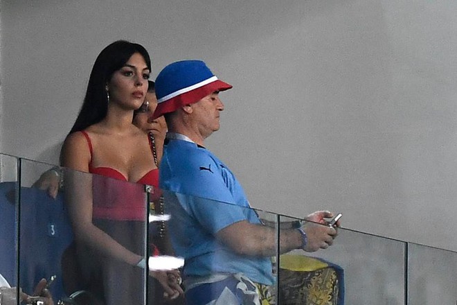 Georgina mặc &aacute;o trễ nải khoe kh&eacute;o v&ograve;ng một, buồn b&atilde; chứng kiến Ronaldo chia tay World Cup 2018 - Ảnh 1.