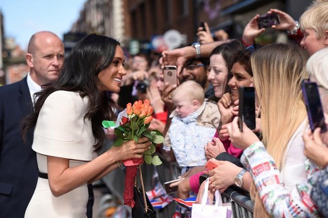 Ảnh: Công nương Anh Meghan Markle tỏa sáng nhờ gu thời trang tinh tế - Ảnh 1.