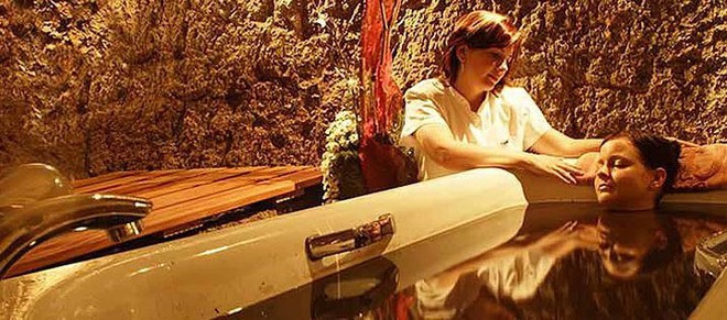 Kh&aacute;m ph&aacute; v&ugrave;ng đất tắm bằng... dầu th&ocirc; để trị bệnh - Ảnh 6.