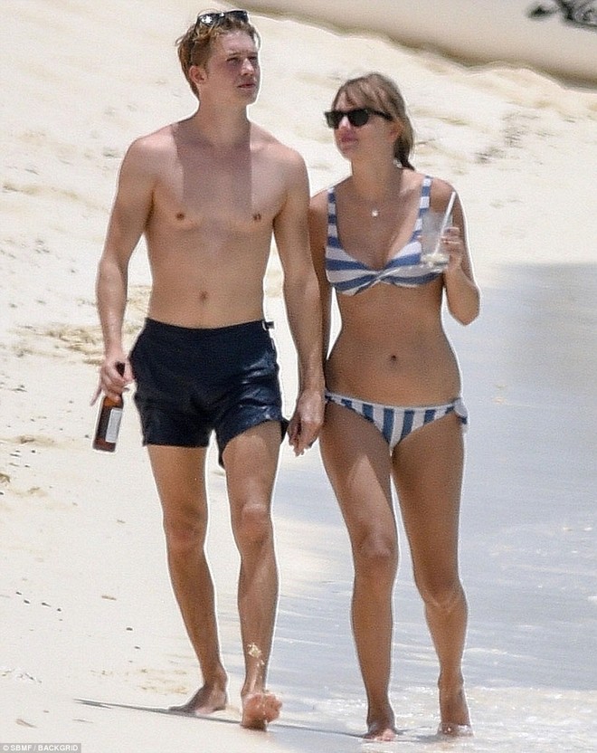 Taylor Swift lộ bụng ngày càng béo ra khi mặc bikini hẹn hò bên bạn trai - Ảnh 6.