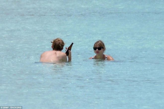 Taylor Swift lộ bụng ngày càng béo ra khi mặc bikini hẹn hò bên bạn trai - Ảnh 8.