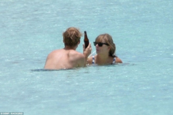 Taylor Swift lộ bụng ngày càng béo ra khi mặc bikini hẹn hò bên bạn trai - Ảnh 7.
