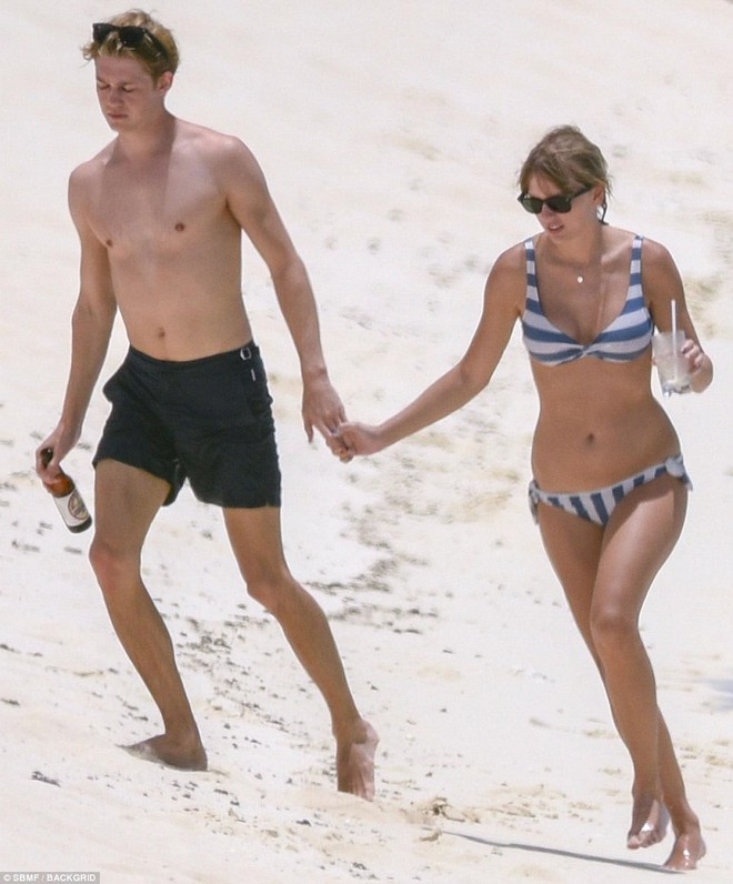 Taylor Swift lộ bụng ngày càng béo ra khi mặc bikini hẹn hò bên bạn trai - Ảnh 3.