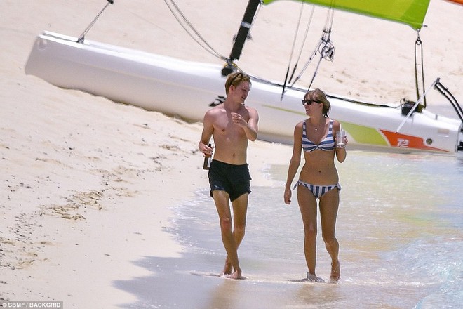 Taylor Swift lộ bụng ngày càng béo ra khi mặc bikini hẹn hò bên bạn trai - Ảnh 5.