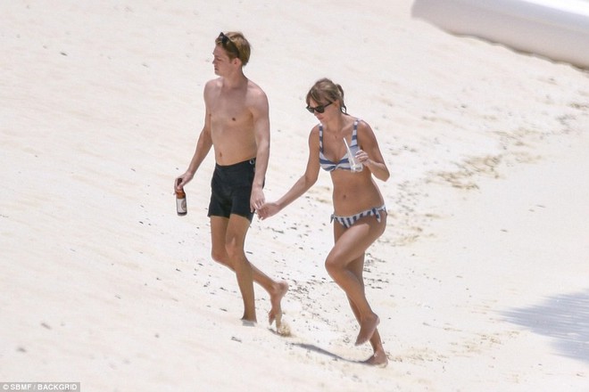 Taylor Swift lộ bụng ngày càng béo ra khi mặc bikini hẹn hò bên bạn trai - Ảnh 4.