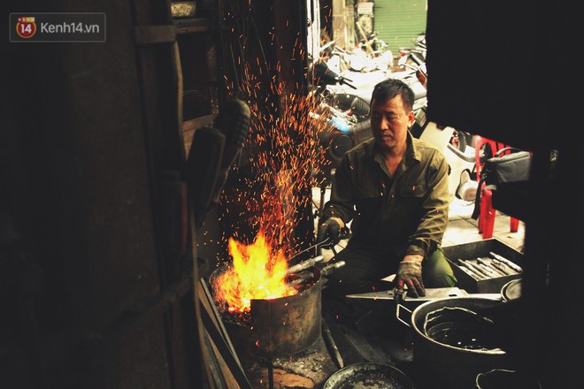 Chuyện người thợ cuối cùng ở phố Lò Rèn: Vẫn mướt mồ hôi quai búa đỏ lửa giữa nắng nóng 40 độ của Hà Nội - Ảnh 1.