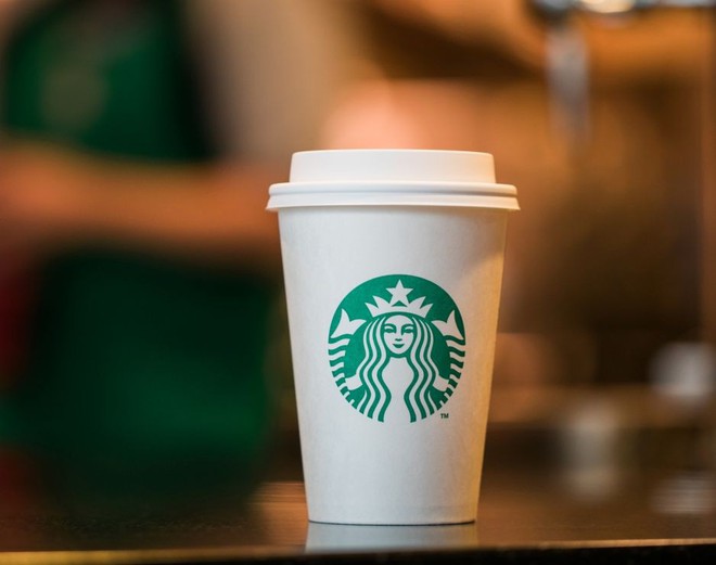 Starbucks tiến dần đến cà phê không ống hút để bảo vệ môi trường - Ảnh 1.
