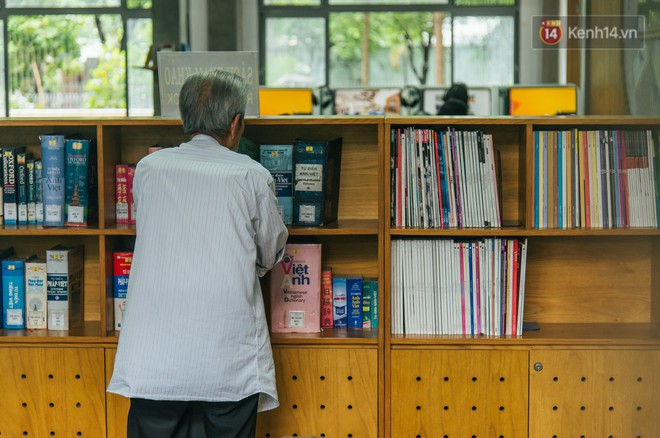 Chuyện ông cụ 77 tuổi ngồi ở thư viện Sài Gòn từ sáng đến tối mịt: Ăn cơm từ thiện, luyện học tiếng Anh - Ảnh 1.