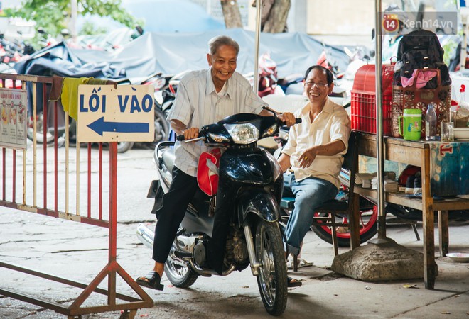 Chuyện ông cụ 77 tuổi ngồi ở thư viện Sài Gòn từ sáng đến tối mịt: Ăn cơm từ thiện, luyện học tiếng Anh - Ảnh 8.