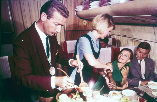 20 bức ảnh cho thấy bữa ăn trên máy bay ngày xưa còn sang chảnh hơn nhà hàng 5 sao bây giờ - Ảnh 14.