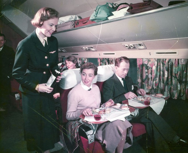 20 bức ảnh cho thấy bữa ăn trên máy bay ngày xưa còn sang chảnh hơn nhà hàng 5 sao bây giờ - Ảnh 16.