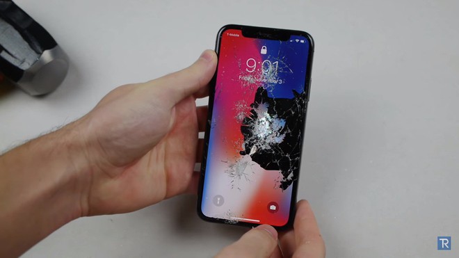 Ốp iPhone X làm bằng 2 cuộn giấy vệ sinh xịn hơn cả ốp thường, thả rơi 30m vẫn chẳng hề hấn gì - Ảnh 1.