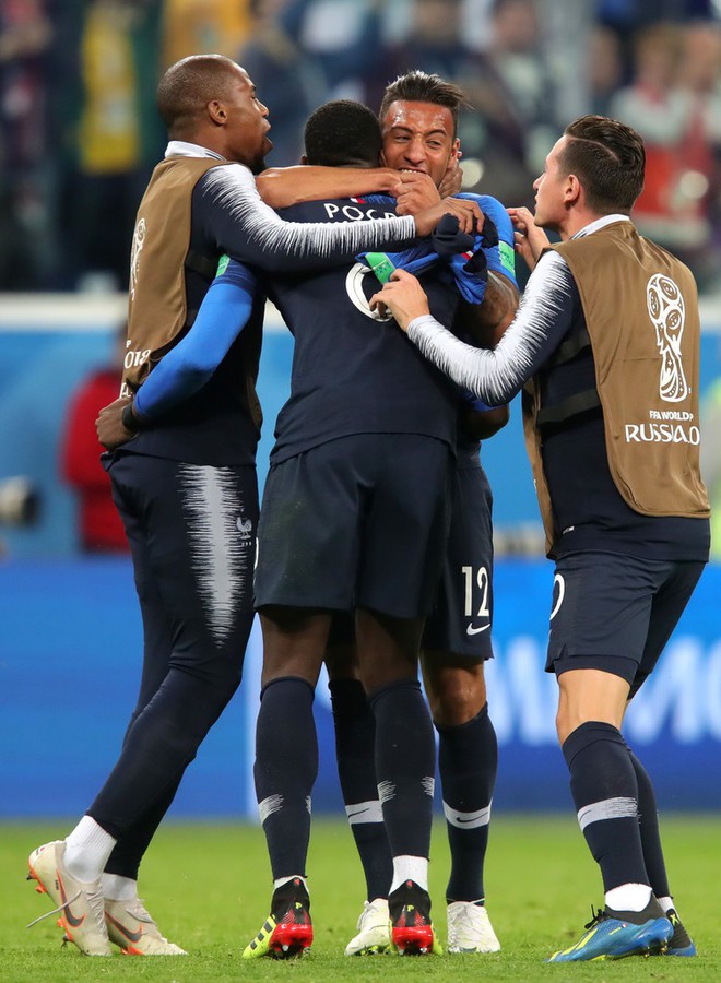 Bạn gái Pogba cười tươi hết cỡ, cùng CĐV Pháp mừng vé vào chung kết World Cup 2018 - Ảnh 8.