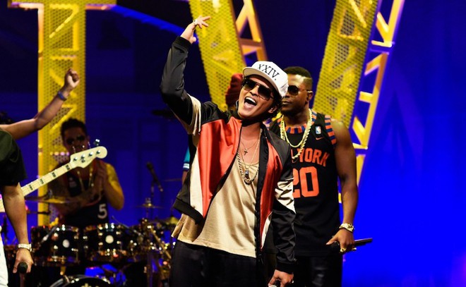 Ph&aacute;o hoa bắt lửa tr&ecirc;n s&acirc;n khấu khiến Bruno Mars bất ngờ tạm dừng concert - Ảnh 4.