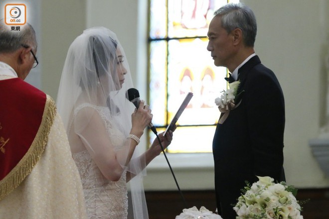 Sao nam “Lộc Đỉnh Ký” hạnh phúc tổ chức đám cưới ở tuổi 63, dàn sao TVB nô nức tới dự hôn lễ - Ảnh 4.