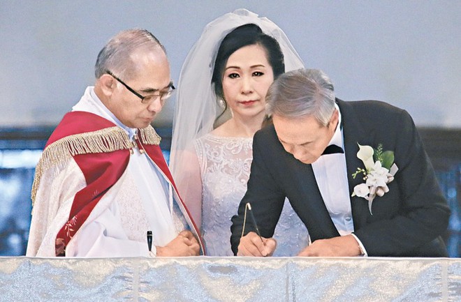 Sao nam “Lộc Đỉnh Ký” hạnh phúc tổ chức đám cưới ở tuổi 63, dàn sao TVB nô nức tới dự hôn lễ - Ảnh 5.