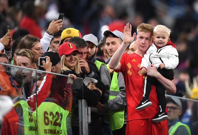 Sao tuyển Bỉ bình yên hôn con trai, dù thất bại trước cửa chung kết World Cup - Ảnh 3.