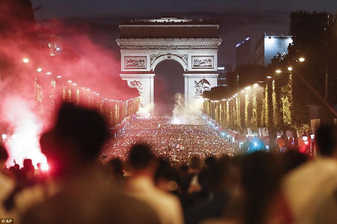 Mừng đội nhà vào chung kết World Cup, người dân Pháp liền đổ ra đường đi bão thâu đêm - Ảnh 1.