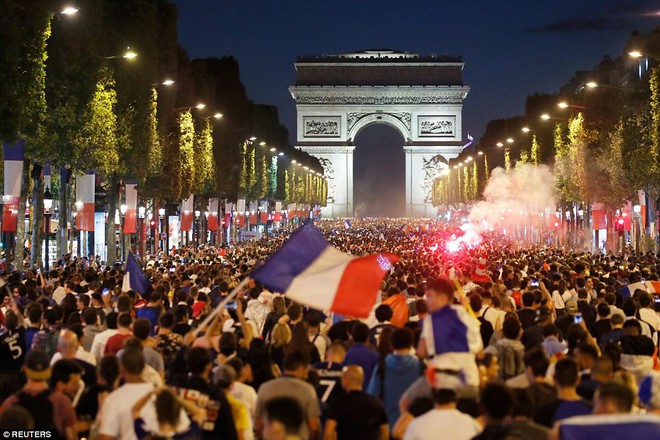 Mừng đội nhà vào chung kết World Cup, người dân Pháp liền đổ ra đường đi bão thâu đêm - Ảnh 4.