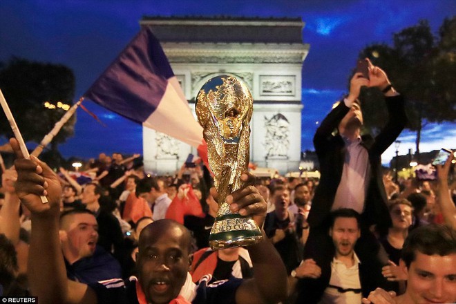 Mừng đội nhà vào chung kết World Cup, người dân Pháp liền đổ ra đường đi bão thâu đêm - Ảnh 5.