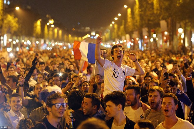 Mừng đội nhà vào chung kết World Cup, người dân Pháp liền đổ ra đường đi bão thâu đêm - Ảnh 7.