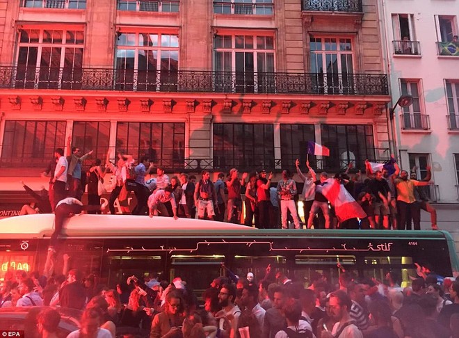 Mừng đội nhà vào chung kết World Cup, người dân Pháp liền đổ ra đường đi bão thâu đêm - Ảnh 9.