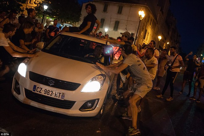 Mừng đội nhà vào chung kết World Cup, người dân Pháp liền đổ ra đường đi bão thâu đêm - Ảnh 10.