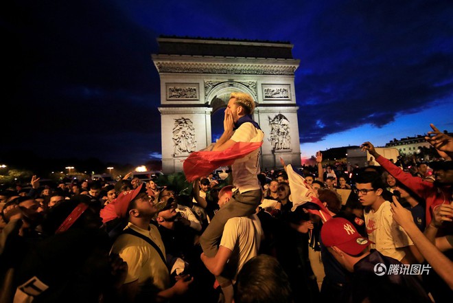 Mừng đội nhà vào chung kết World Cup, người dân Pháp liền đổ ra đường đi bão thâu đêm - Ảnh 12.