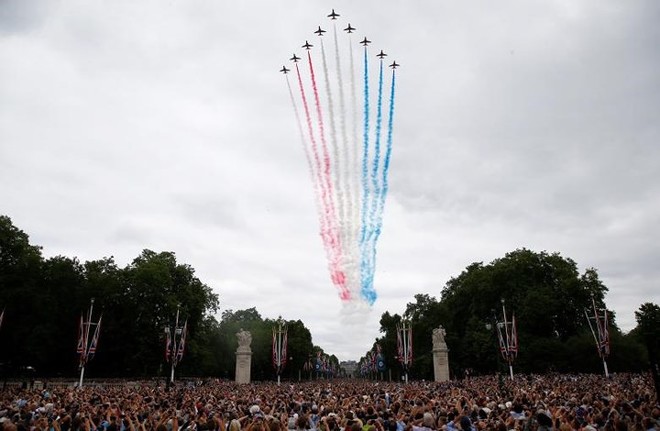 70.000 người mừng sinh nhật 100 tuổi của Không quân Hoàng gia Anh - Ảnh 1.